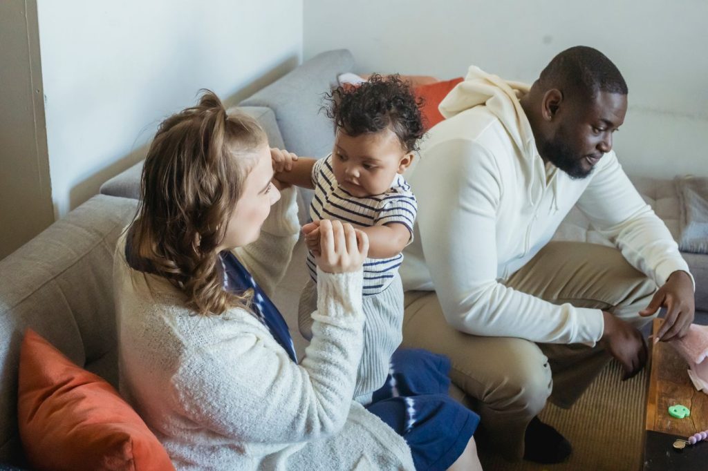 Familia compartiendo un momento cotidiano en casa