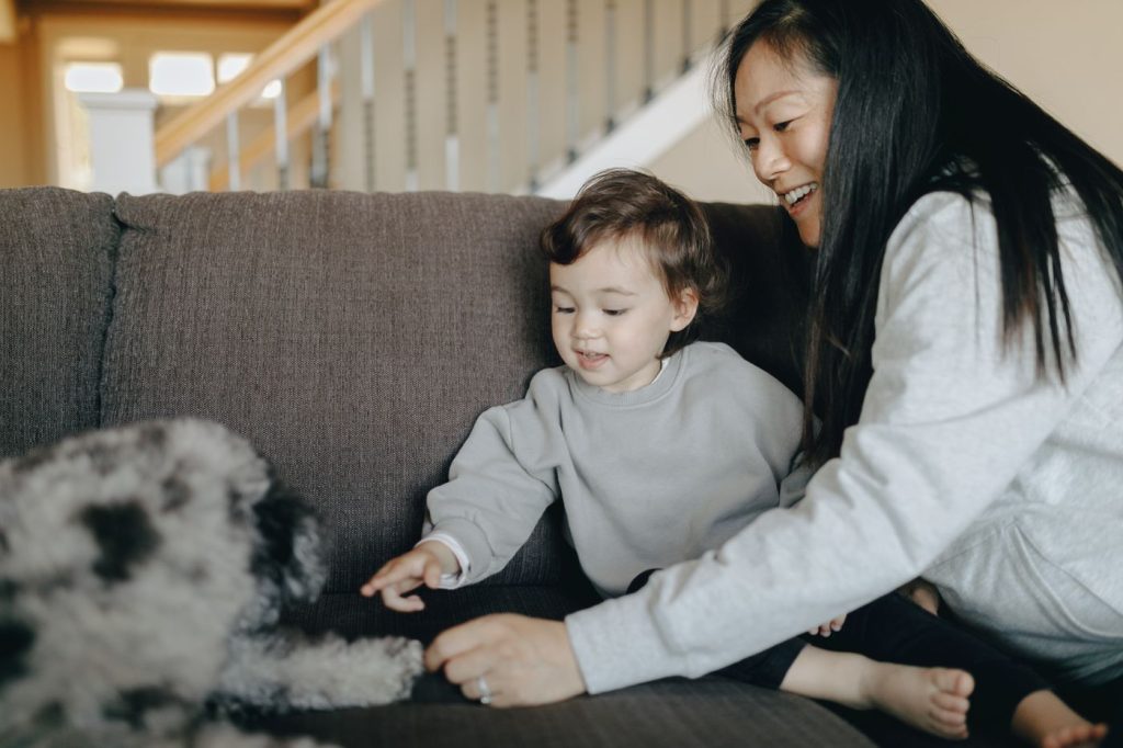 Una mujer y un niño compartiendo un momento con su perro en casa